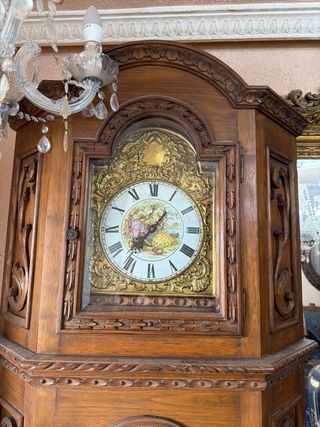 Reloj de pie de madera tallada