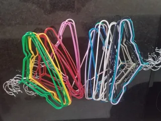 Lote de 35 Perchas Metálicas de Colores