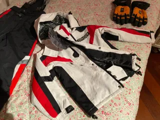 Chaqueta y peto esquí Spyder