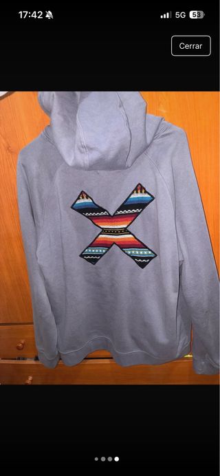 Sudadera Blue Banana morado con logo multicolor.