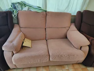 Sofá de tela beige y 2 marrones reclinables