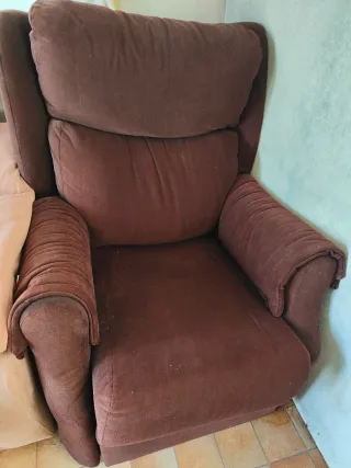 Sofá de tela beige y 2 marrones reclinables