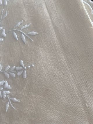 Lindo pano bordado com cestas-Festeje a sua Páscoa