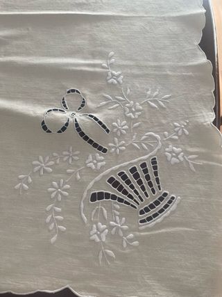 Lindo pano bordado com cestas-Festeje a sua Páscoa