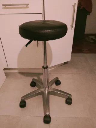 Taburete giratorio de cuero y metal