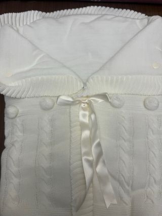 Saco lana blanco roto con pompones y lazo