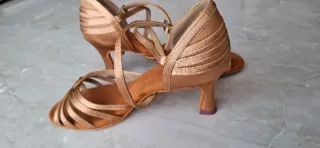 Zapatos de baile latino dorados