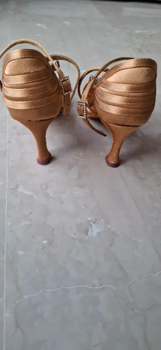 Zapatos de baile latino dorados