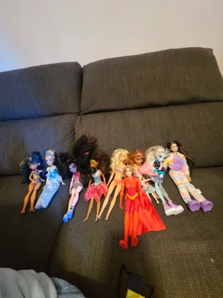 Lote de muñecas, ropa y juguetes