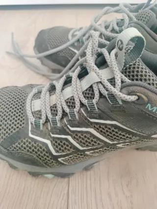 Zapatillas trekking Merrell grises y blancas