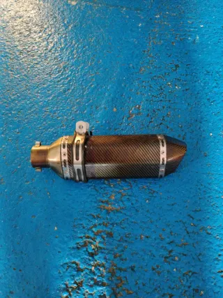 Escape Akrapovič universal carbono chino