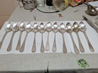 Cubertería antigua con baño de plata.