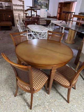 Mesa redonda y 4 sillas