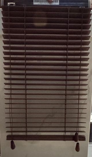 Persiana veneciana de madera.