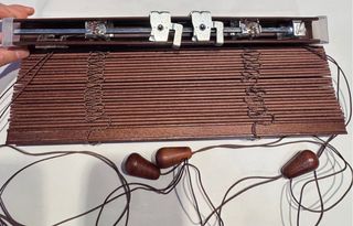 Persiana veneciana de madera.