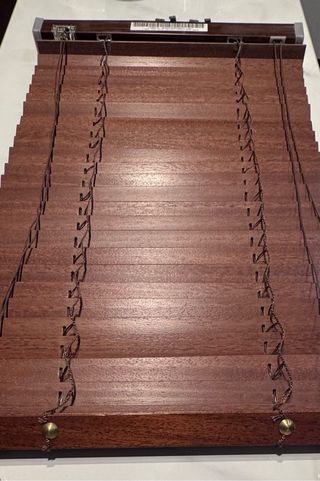 Persiana veneciana de madera.