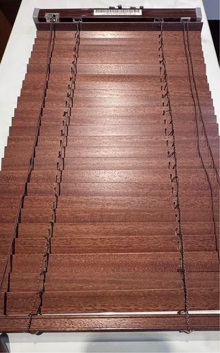 Persiana veneciana de madera.