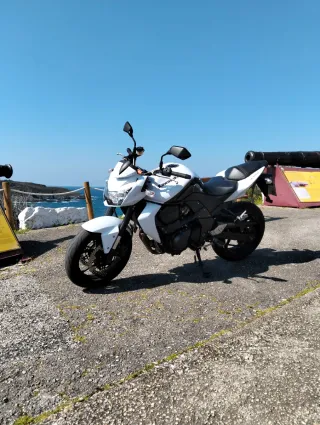 Kawasaki Z750 Naked Blanca y Negra