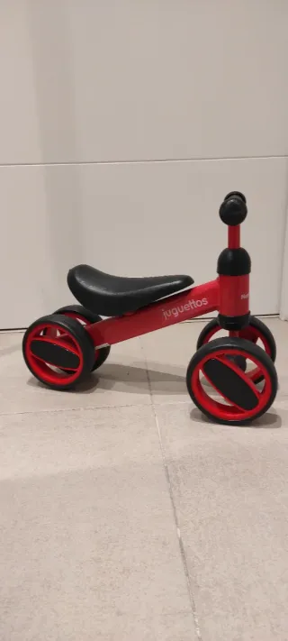 NUEVA. Bicicleta infantil sin pedales roja