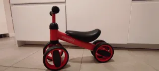 NUEVA. Bicicleta infantil sin pedales roja
