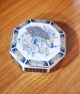 Caja de porcelana con pavo real