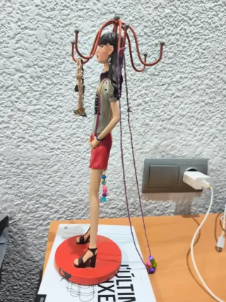 Muñeca colgador joyas