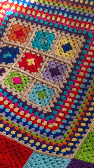 Manta tejida a ganchillo multicolor