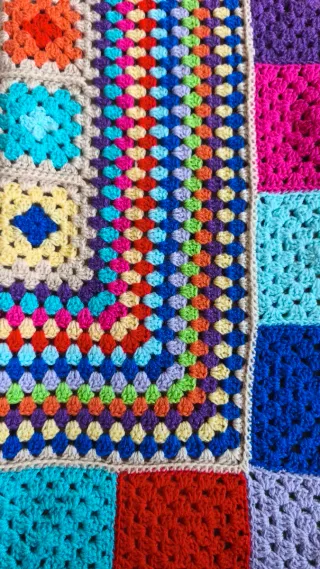 Manta tejida a ganchillo multicolor