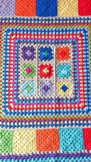 Manta tejida a ganchillo multicolor