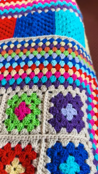 Manta tejida a ganchillo multicolor