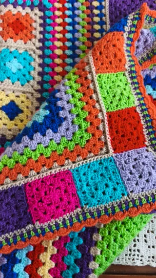 Manta tejida a ganchillo multicolor