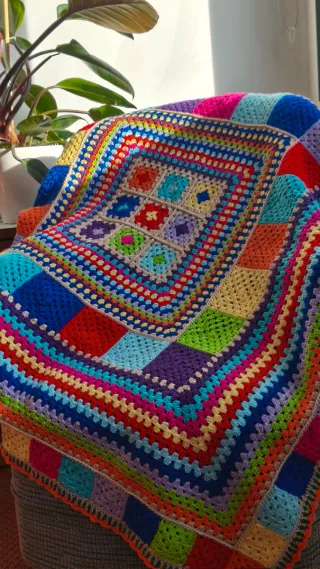 Manta tejida a ganchillo multicolor