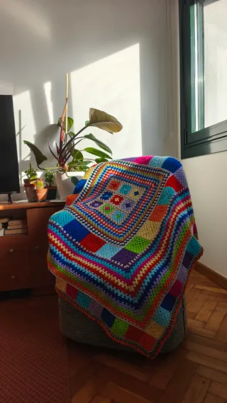 Manta tejida a ganchillo multicolor