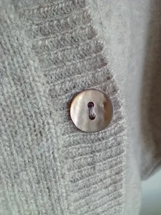 Cardigan beige in merino con bottoni in madreperla