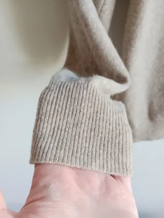 Cardigan beige in merino con bottoni in madreperla