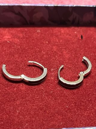 Aros de acero plateados y negros