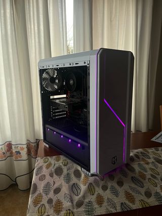 Computer da gaming con illuminazione RGB