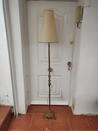 Lámpara de pie dorada y beige