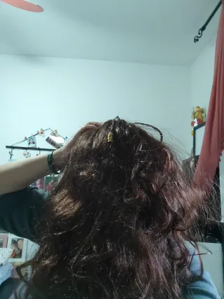 Peluca Ondas Marrones y Guantes Negros