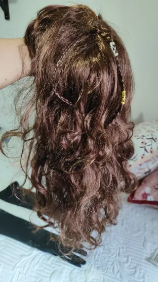 Peluca Ondas Marrones y Guantes Negros