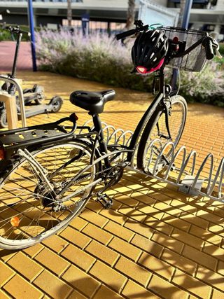 Bicicleta B-Twin con cesta