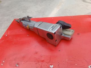 Máquina plegadora neumatica paneles puerta coche