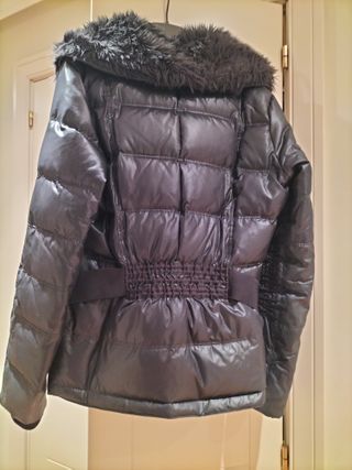 Chaqueta acolchada negra de plumas, entallada,