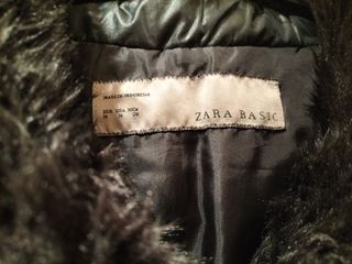 Chaqueta acolchada negra de plumas, entallada,