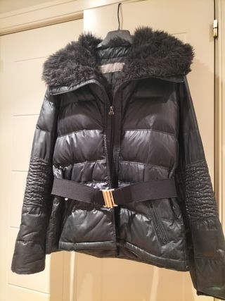 Chaqueta acolchada negra de plumas, entallada,