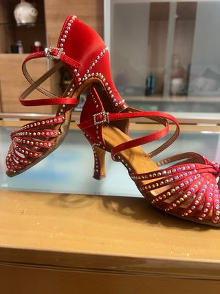 Zapatos de baile latino rojos con pedrería