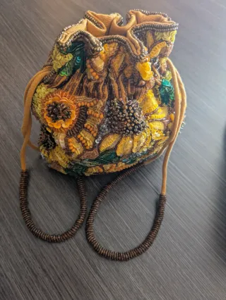 Bolso Zara con abalorios y flores