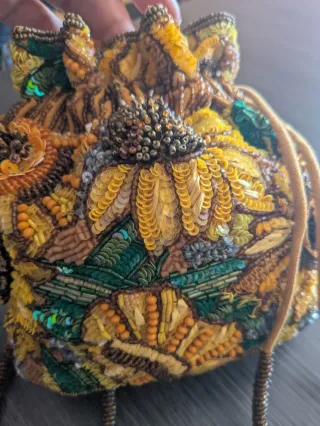 Bolso Zara con abalorios y flores