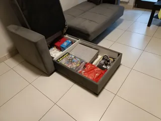 Divano angolare grigio in tessuto con contenitore