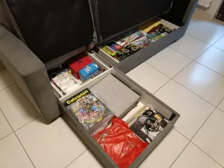 Divano angolare grigio in tessuto con contenitore